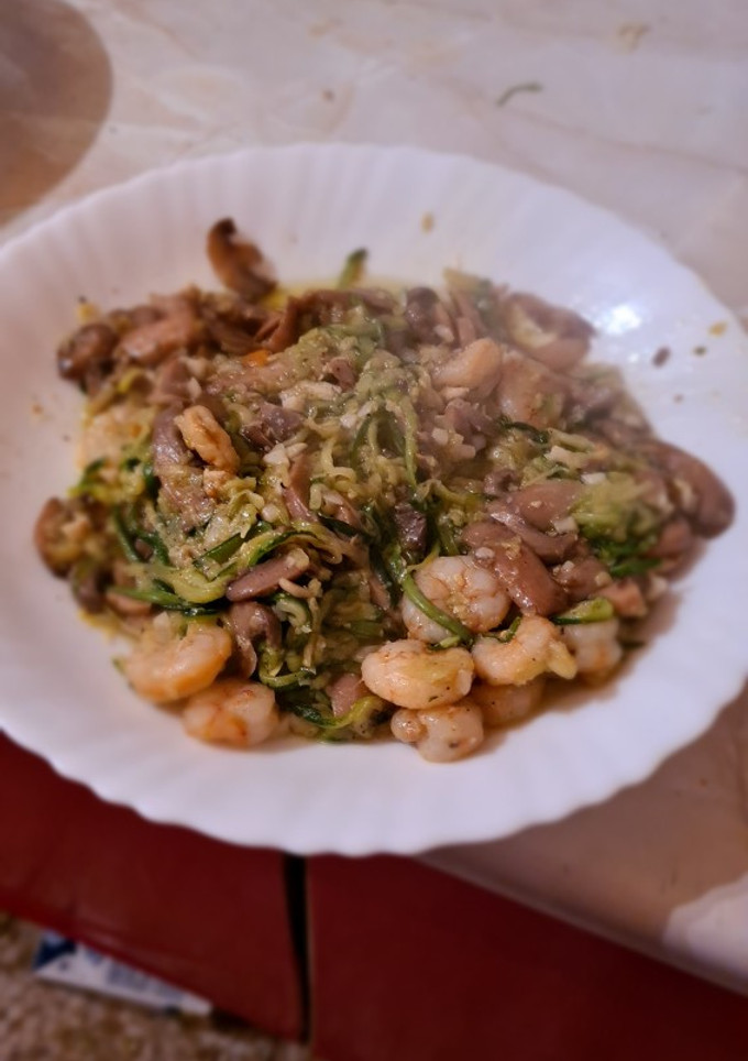 Una foto de Tiras de calabacín con gambas y champiñones