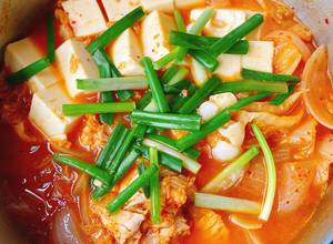 Hình của món Canh kim chi cá ngừ ngâm dầu (Chamchi kimchi jjigae).