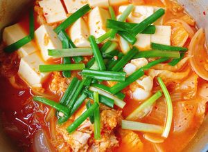 Hình của món Canh kim chi cá ngừ ngâm dầu (Chamchi kimchi jjigae).