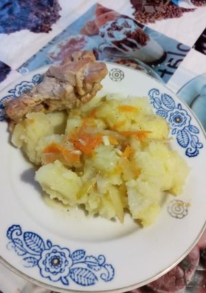 Фото Отварной картофель с куриной ножкой.