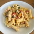 Pasta de salmón, espinacas, cherry con queso feta