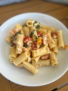 Una foto de Pasta de salmón, espinacas, cherry con queso feta