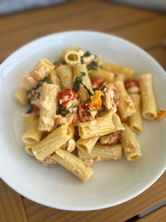 Foto principal de Pasta de salmón, espinacas, cherry con queso feta