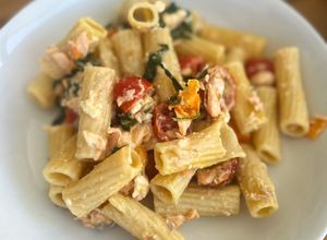 Foto principal de Pasta de salmón, espinacas, cherry con queso feta
