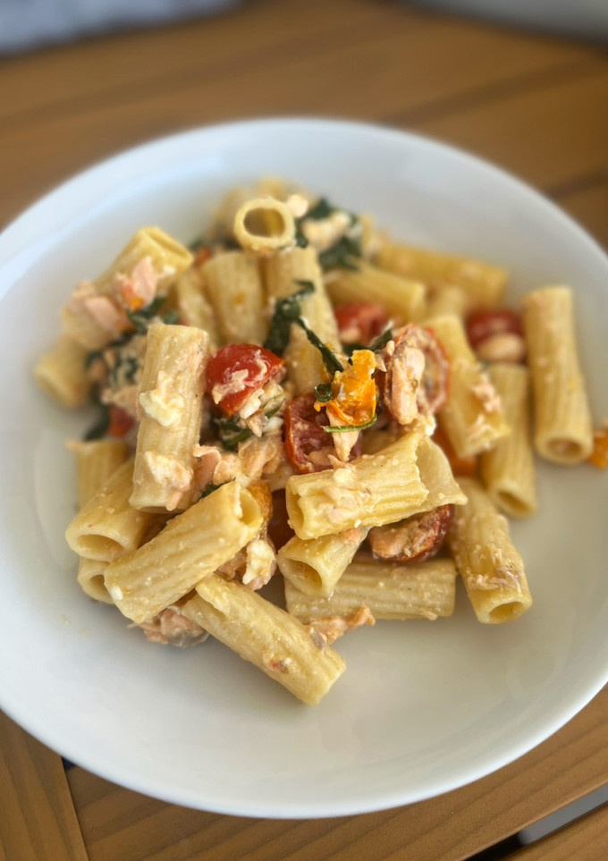 Una foto de Pasta de salmón, espinacas, cherry con queso feta