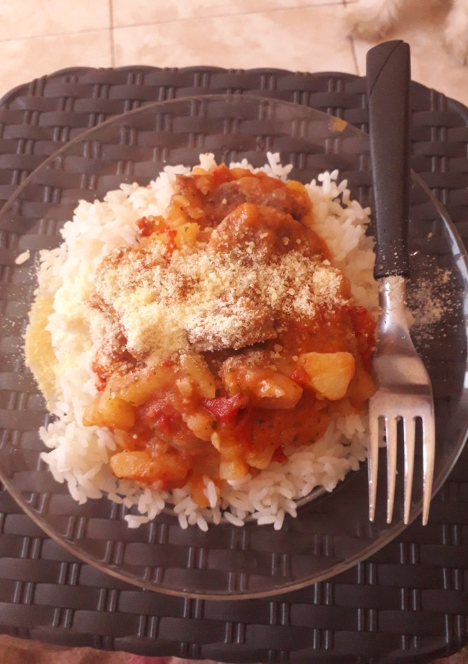 Una foto de Arroz con salsa y trocitos de chorizo, súper económica!