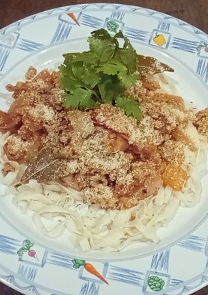 รูปของ เฟตตูชินี่โบโลเนสหมูสับไส้กรอกหมู - คีโต