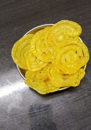 A picture of મેંદા ના લોટ માંથી બનાવેલી જલેબી.