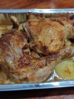 Una foto de Pollo asado a la cerveza con papas