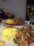 Chop suey de cerdo con arroz al curry