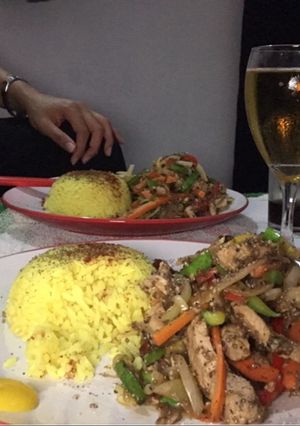 Una foto de Chop suey de cerdo con arroz al curry
