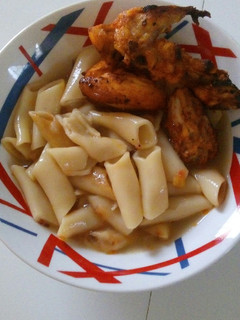 Una foto de Pollo frito con sopa 🍗🍗