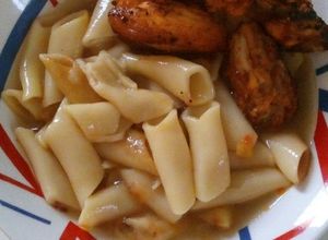 Una foto de Pollo frito con sopa 🍗🍗