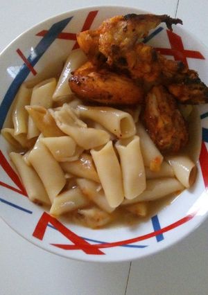Una foto de Pollo frito con sopa 🍗🍗