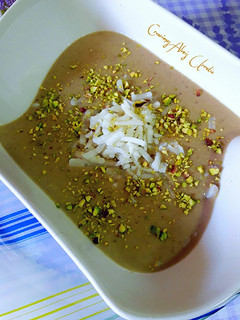 Una foto de Crema de champiñones con pistachos y queso de cabra