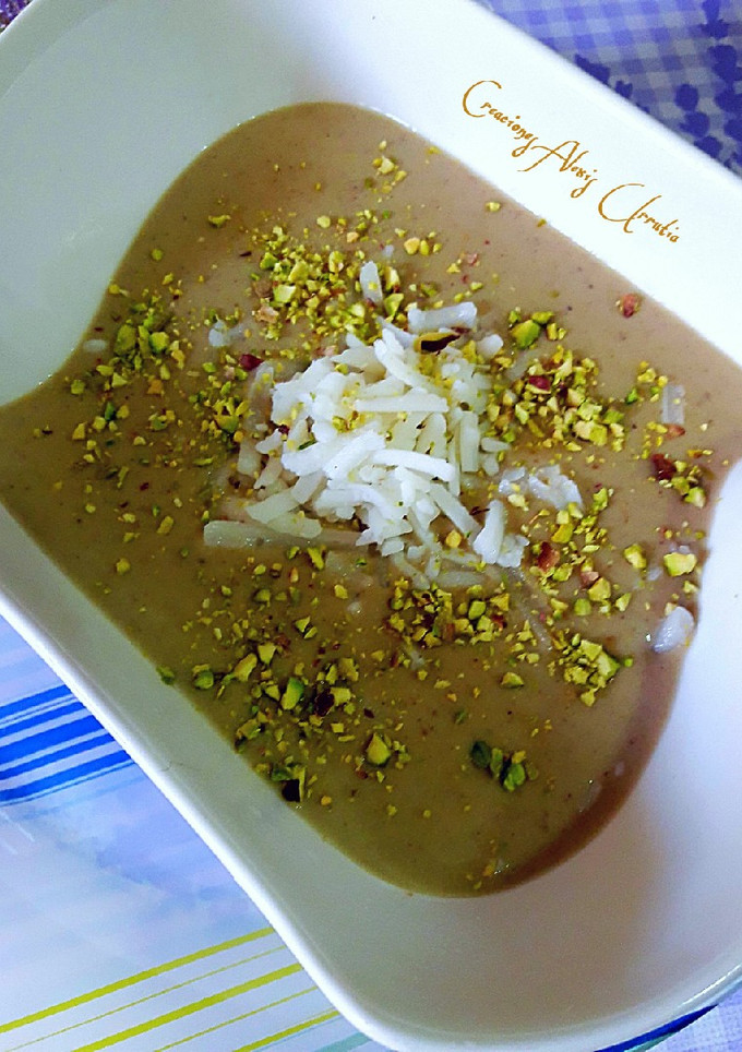 Una foto de Crema de champiñones con pistachos y queso de cabra