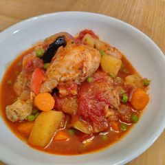 A picture of Mama E's chicken afritada.