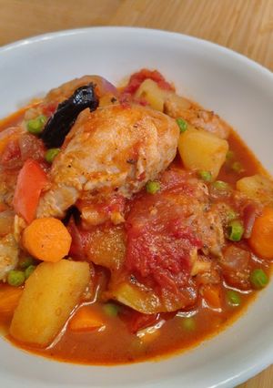 A picture of Mama E's chicken afritada.