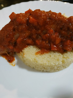Una foto de Chorizo criollo a la pomarola con cous cous