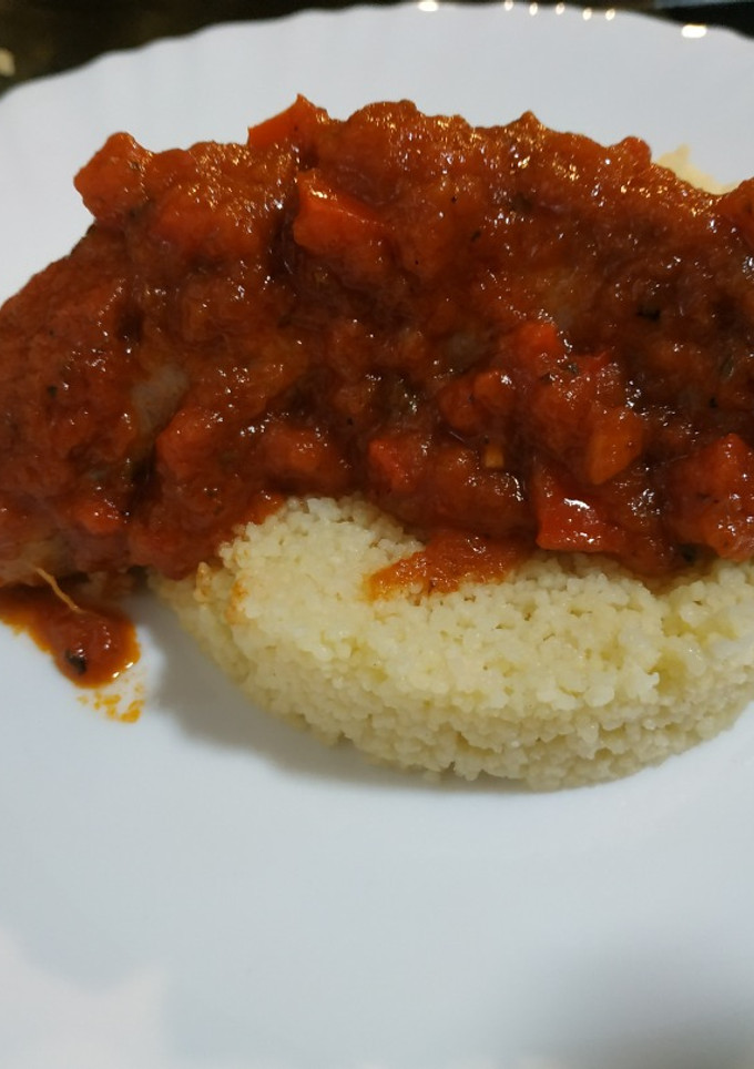 Una foto de Chorizo criollo a la pomarola con cous cous