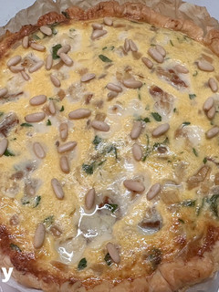 Una foto de Quiche de bacalao con cebolla confitada y piñones
