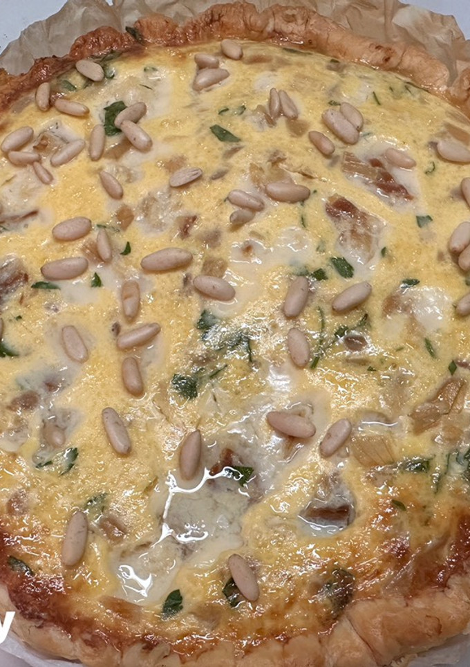 Una foto de Quiche de bacalao con cebolla confitada y piñones