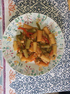 Una foto de ~Pasta de colores con pollo y verduras~