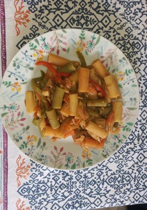 Una foto de ~Pasta de colores con pollo y verduras~
