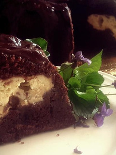 Una foto de Bundt cake de chocolate con relleno de queso