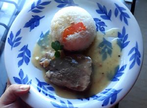 Una foto de Lengua de res en salsa con arroz blanco 👅