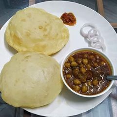 A picture of Bhature.