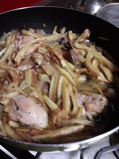 Una foto de Pollo con papas fritas y champignon
