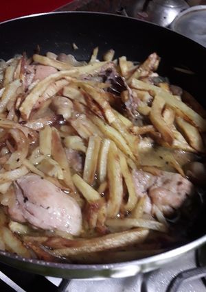 Una foto de Pollo con papas fritas y champignon