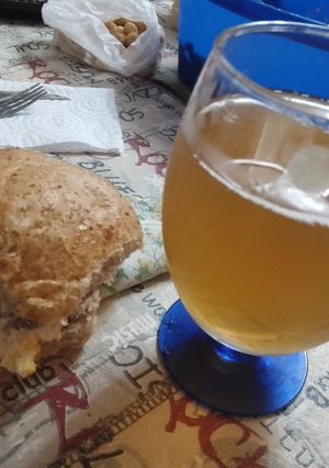 Una foto de Carne estilo Vittel Tonne con Salsa de queso crema y pepinillos