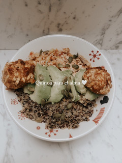 Una foto de Bowl de quinoa multicolor 🌈, pollo mechado, semillas de calabaza y bolitas de plátano verde 🙌