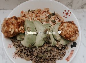 Una foto de Bowl de quinoa multicolor 🌈, pollo mechado, semillas de calabaza y bolitas de plátano verde 🙌
