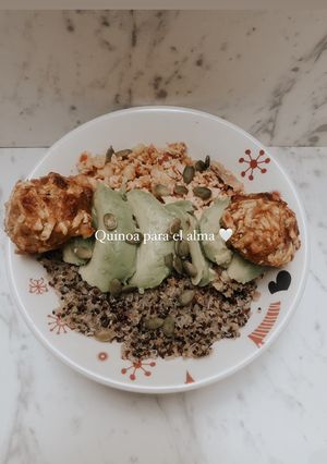 Una foto de Bowl de quinoa multicolor 🌈, pollo mechado, semillas de calabaza y bolitas de plátano verde 🙌