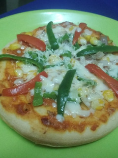 વેજ ચીઝ પીઝા(Veg Cheese piZZA recipe in Gujarati) રેસીપી મુખ્ય ફોટો