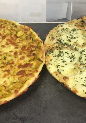 Une photo de Pizza poulet curry et savoyarde 🍕