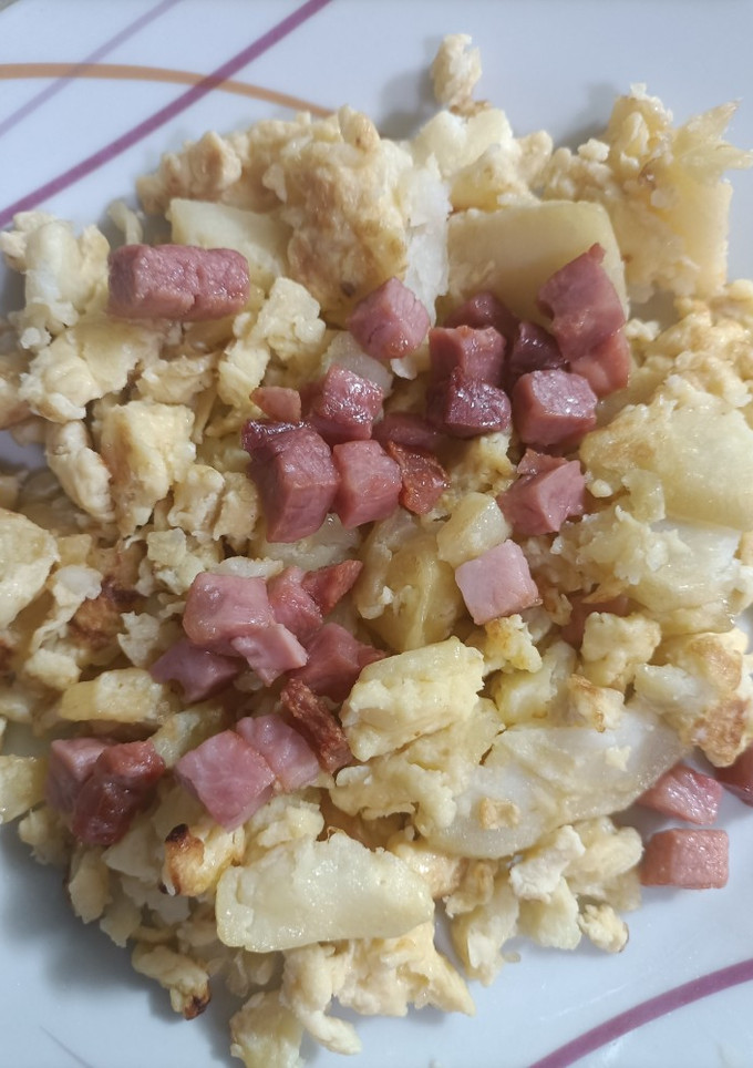 Una foto de Revuelto de patata con jamón a tacos