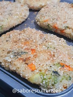 Una foto de 🍚🥦🥕 Milanesas de arroz y vegetales 🍚 🥦🥕