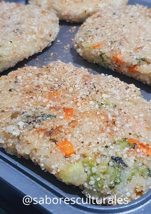 Una foto de 🍚🥦🥕 Milanesas de arroz y vegetales 🍚 🥦🥕
