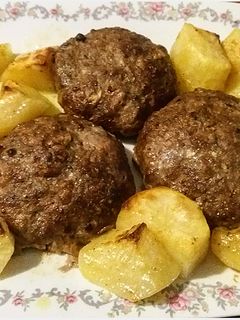 Φωτογραφία της συνταγής Μπιφτέκια με πατάτες στο φούρνο 😍