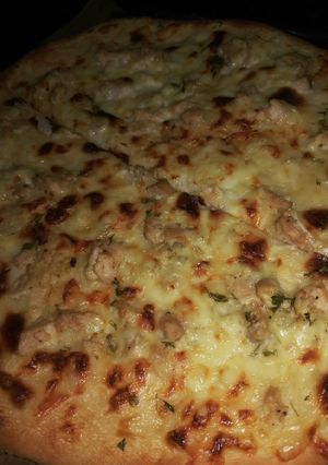 صورة لوصفة بيتزا بصوص بيضاء 😋😋😋