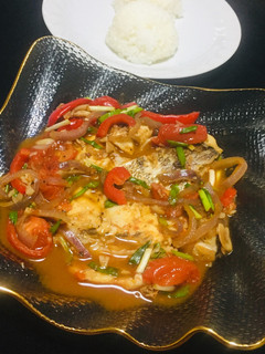 Una foto de Pescado Encebollado Pe 🐟🍅🧅