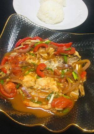 Una foto de Pescado Encebollado Pe  🐟🍅🧅