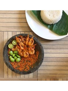 Foto resep Penyetan udang goreng sambal korek