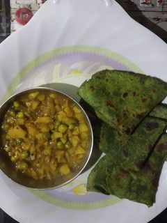 पालक पराठा और आलू मटर की सब्जी (palak paratha aur aloo matar ki sabzi recipe in Hindi) रेसिपी मुख्य फोटो