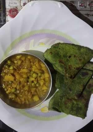पालक पराठा और आलू मटर की सब्जी (palak paratha aur aloo matar ki sabzi recipe in Hindi) रेसिपी मुख्य फोटो