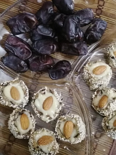 A picture of Arabian style dates.